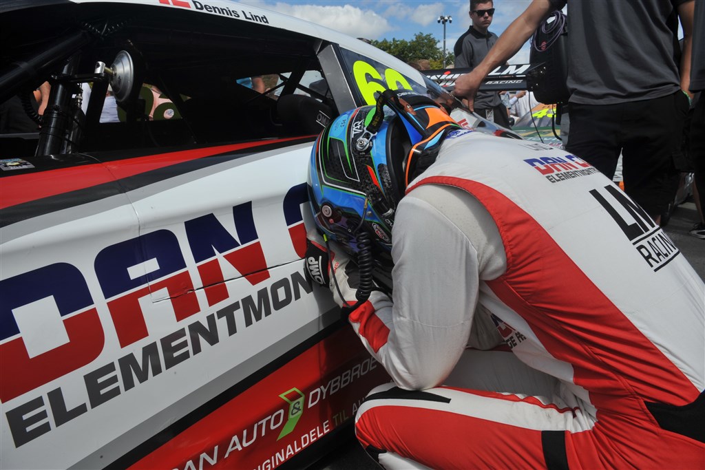 Dennis Lind var dybt koncentreret, inden han satte sig i sin racervogn fra LM Racing. Det gav pote med en finalesejr ved Copenhagen Historic Grand Prix.
(Foto: Morten Alstrup)